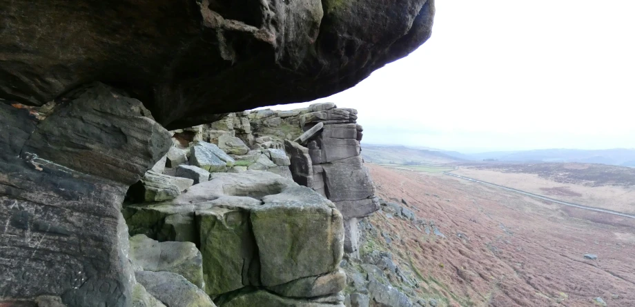 an area with some rocks and cliffs in the background