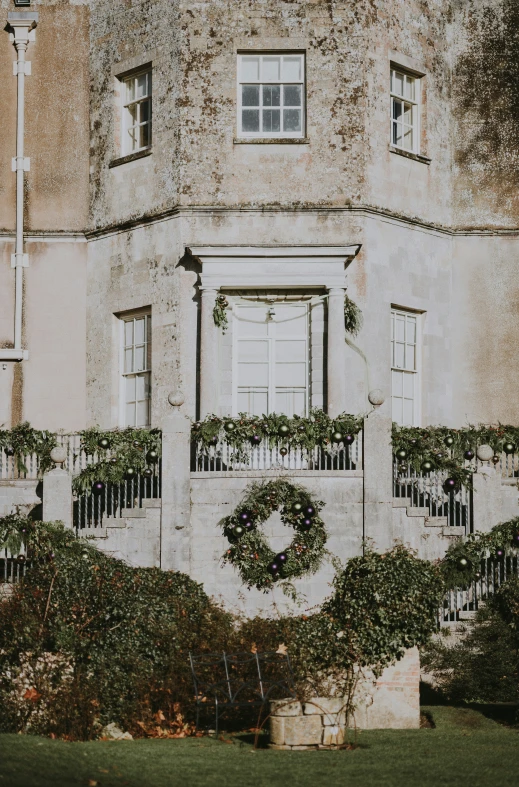 an old building with several windows and doors