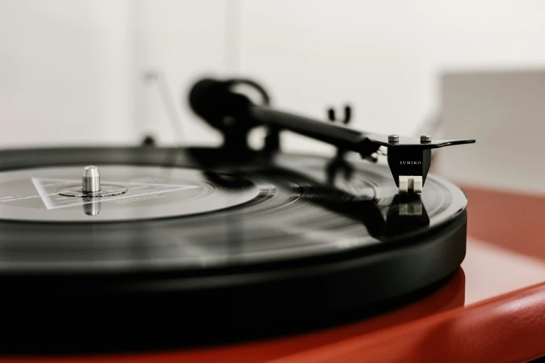 there is a old style turntable sitting on top of the table