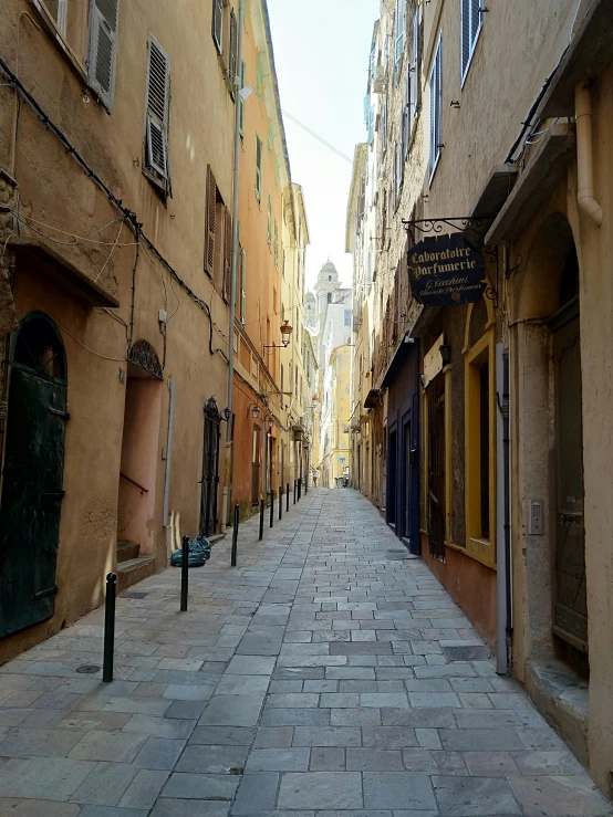 this is an alley way that leads to the shops on both sides