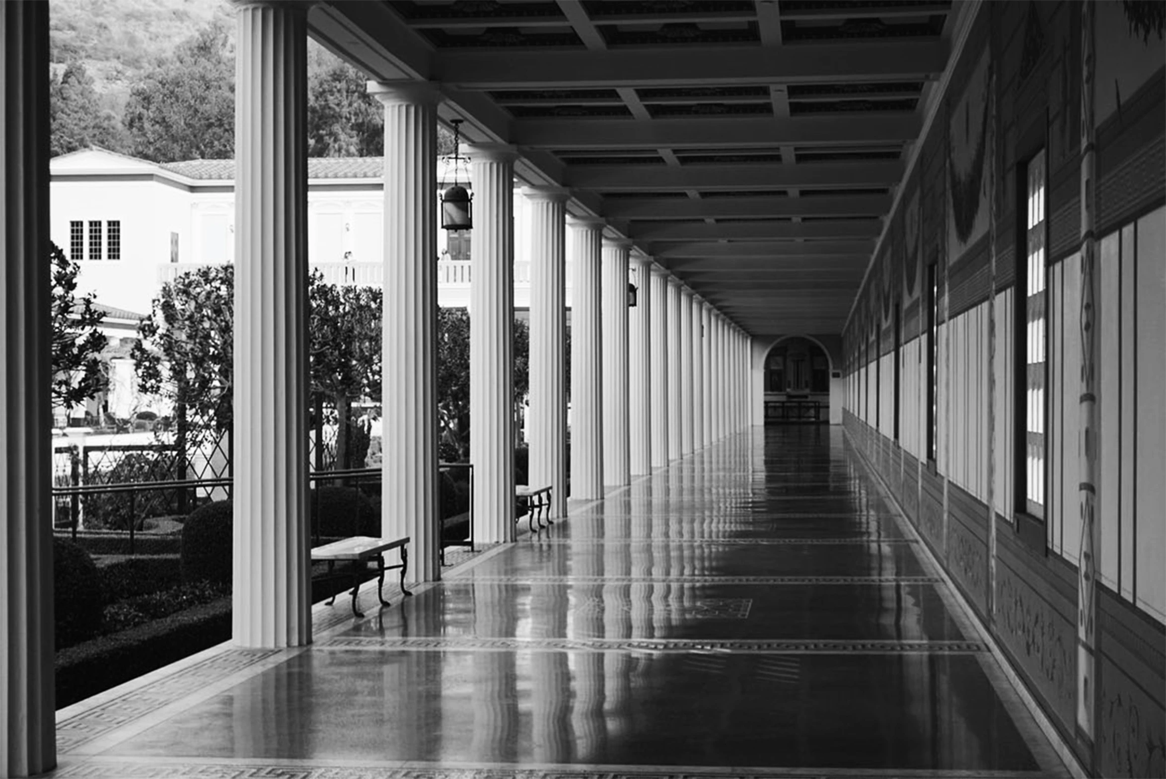 an empty hallway is shown in black and white