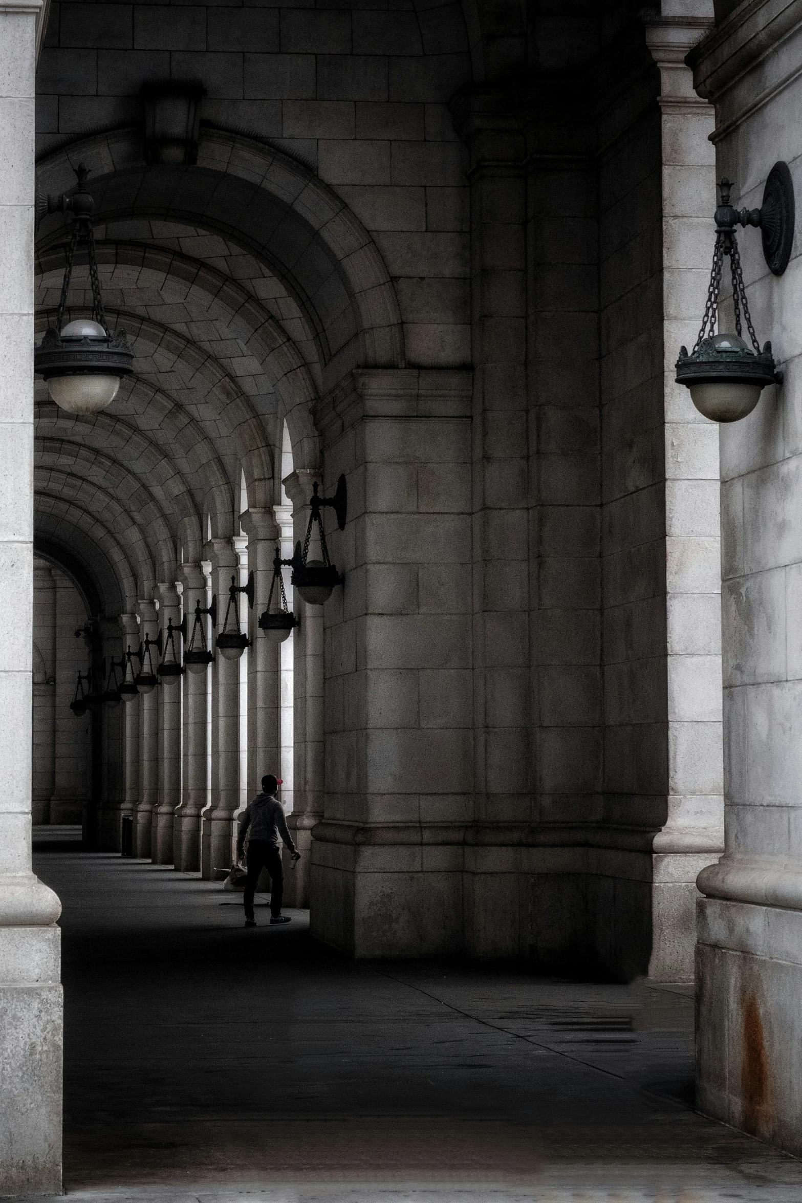 there is a man walking down the hall of an arch