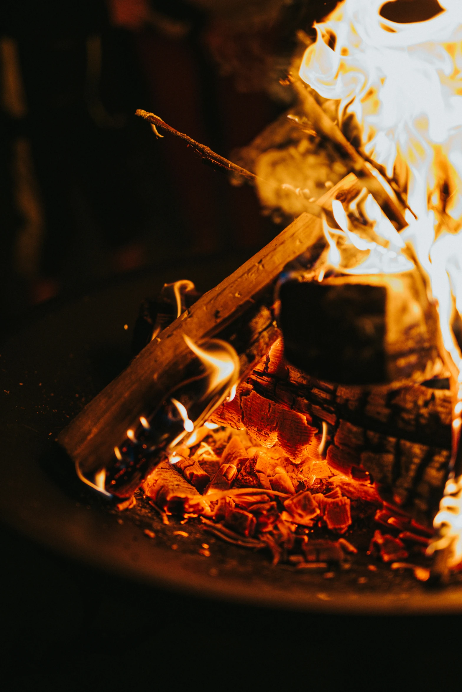 a barbecue with flames, a knife and an olive board