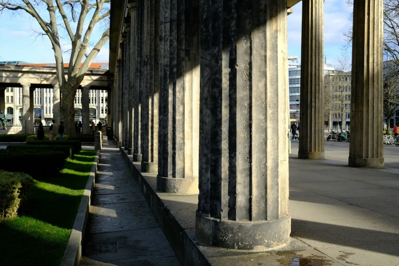 there are many pillars and bushes in a park