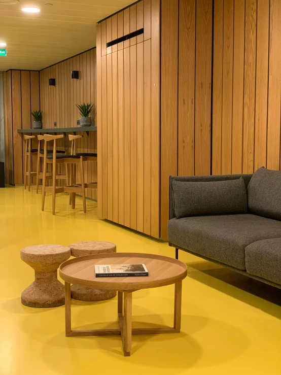 a long row of tables sitting in front of some couches