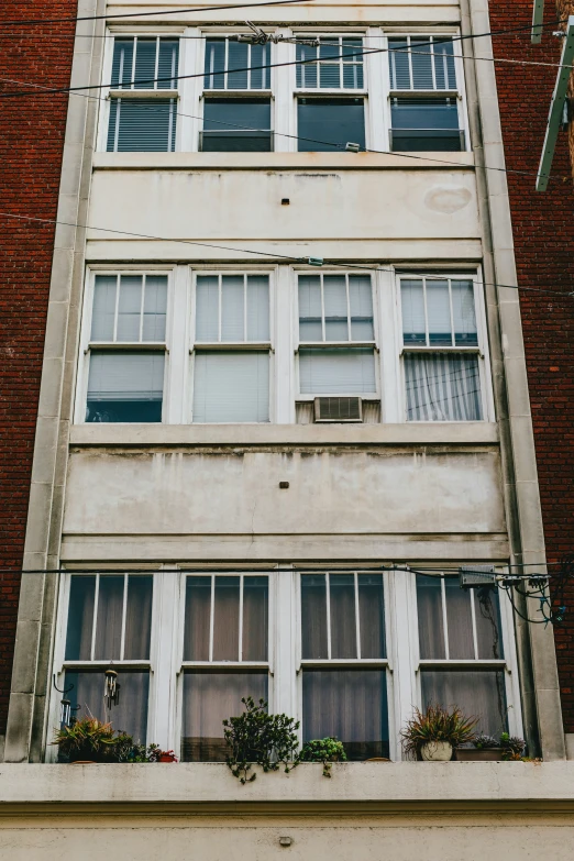 a large building has a bunch of windows on the outside