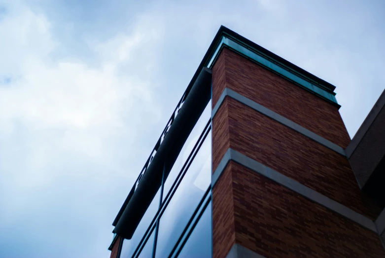 the corner of a brick building next to a traffic light