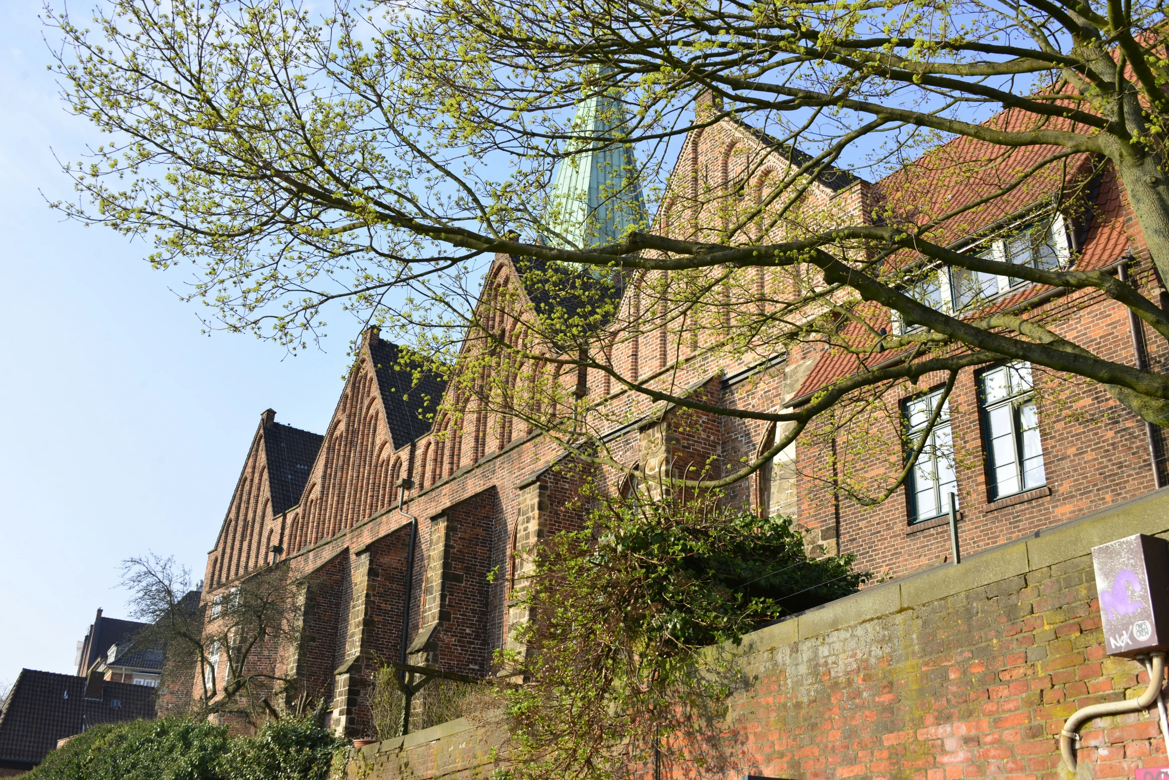 a brick building that has lots of windows on it