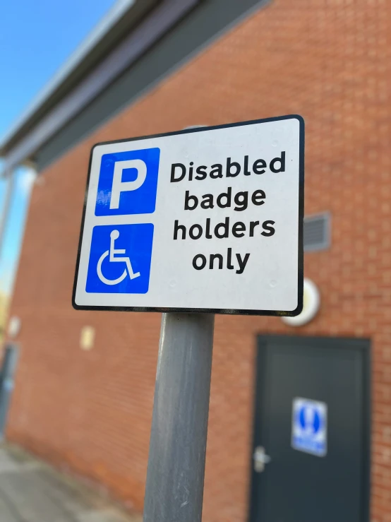 there is a handicap badge sign next to a building