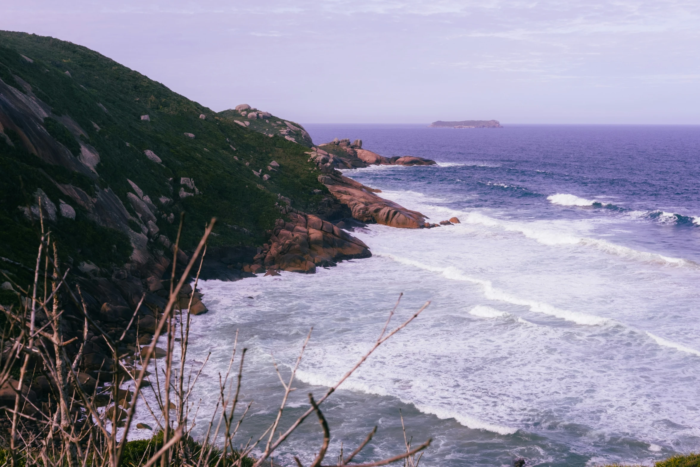 waves are coming in on the shore and it looks like they can be used to run into the water