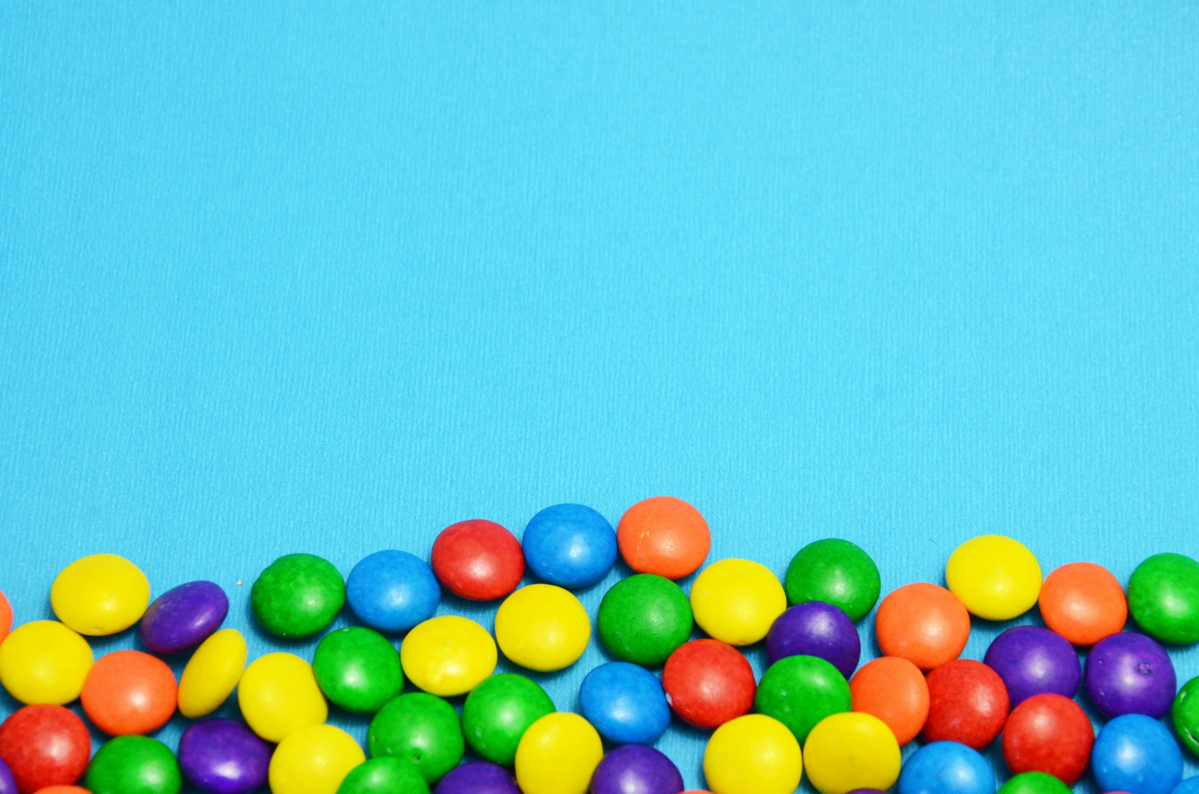 there are a bunch of different types of candy on this table