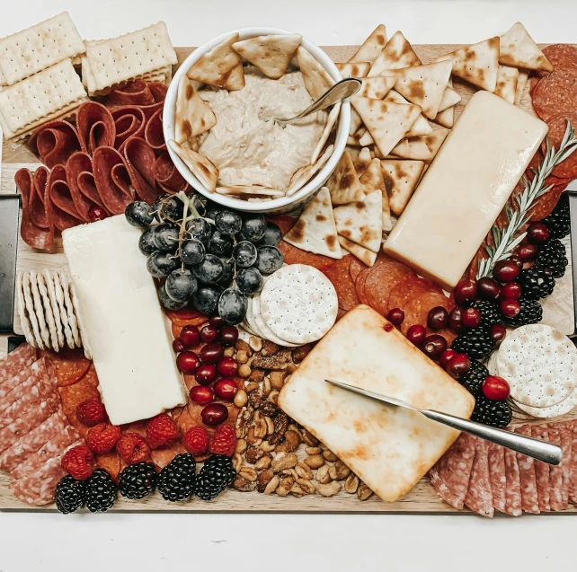 a cheese, bread, gs, ers and meat on the tray