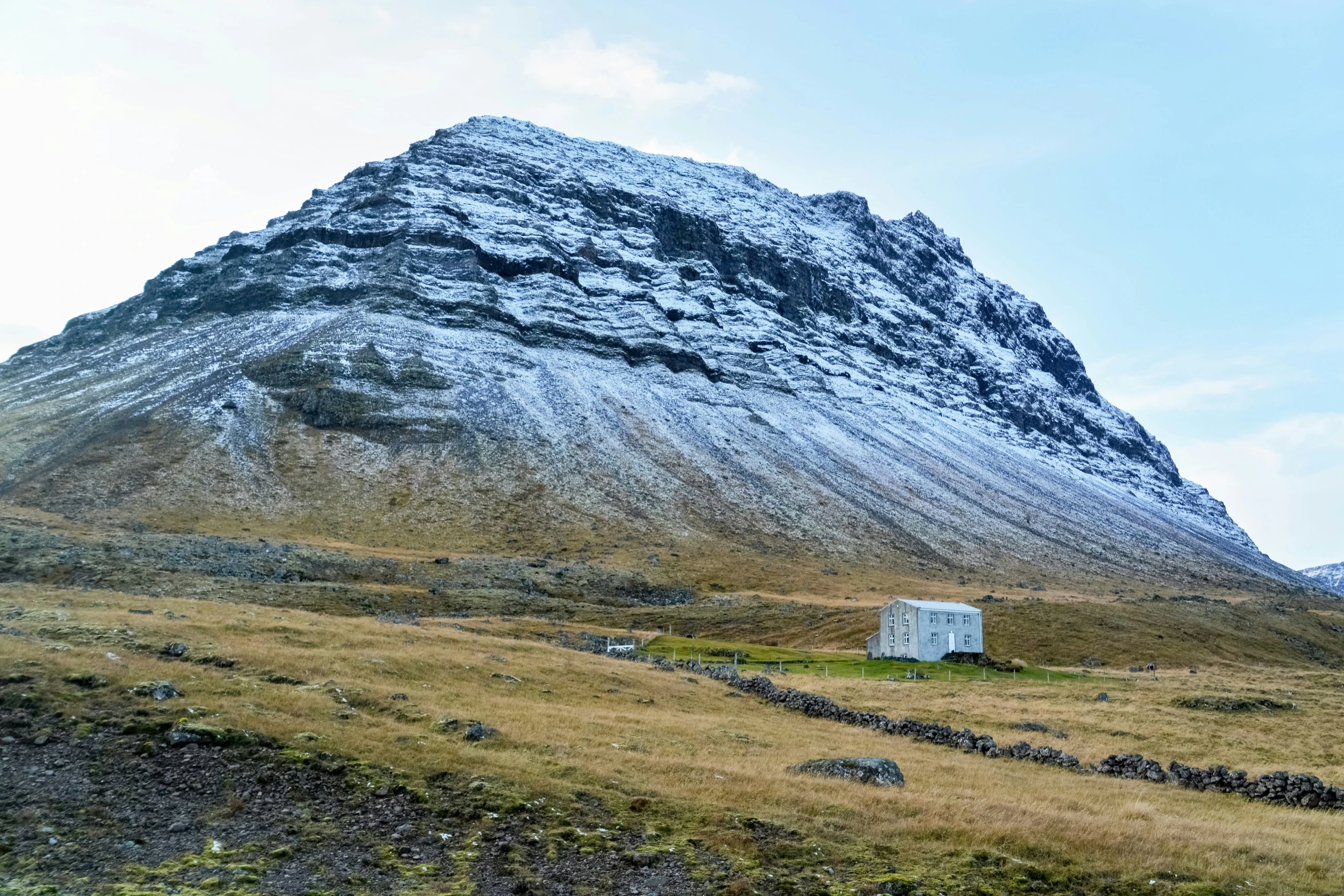an image of a house that is next to the mountain