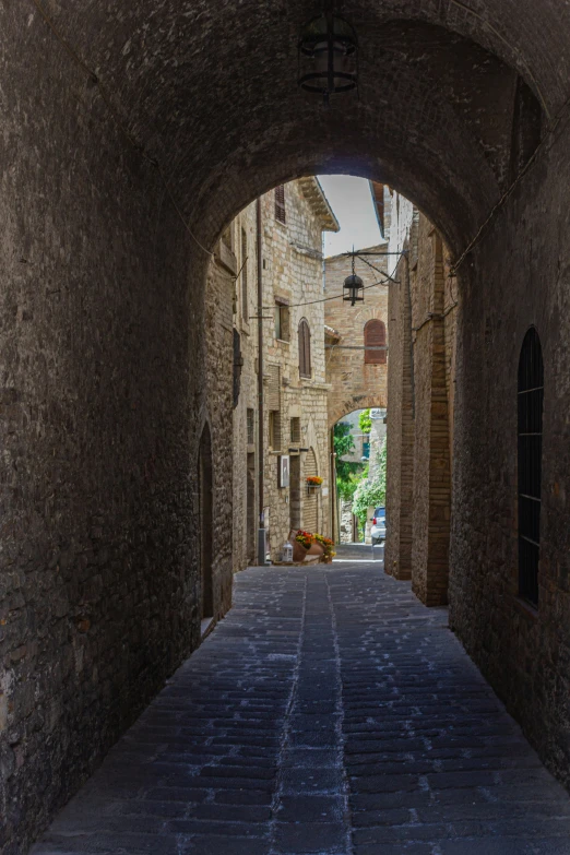 an empty alley with several buildings around it