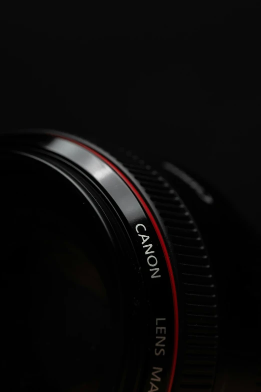 a black lens in the dark with the word canon in the side