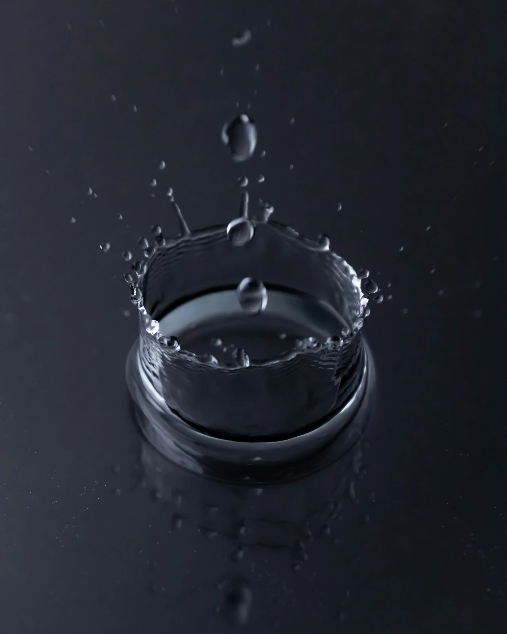 water is splashing on to the surface of a bowl