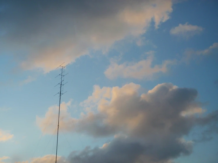 there is a very tall antenna on the top of a building