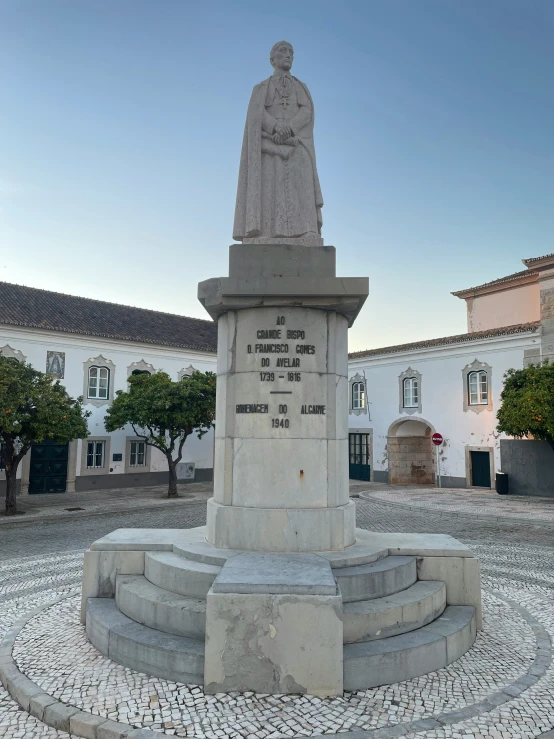 a statue that is standing in the middle of the road