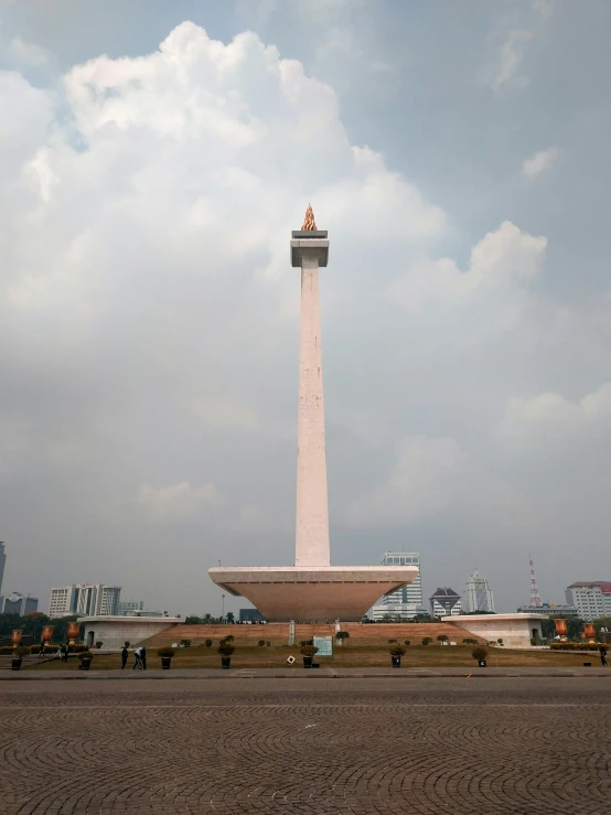 the monument is in the middle of a field