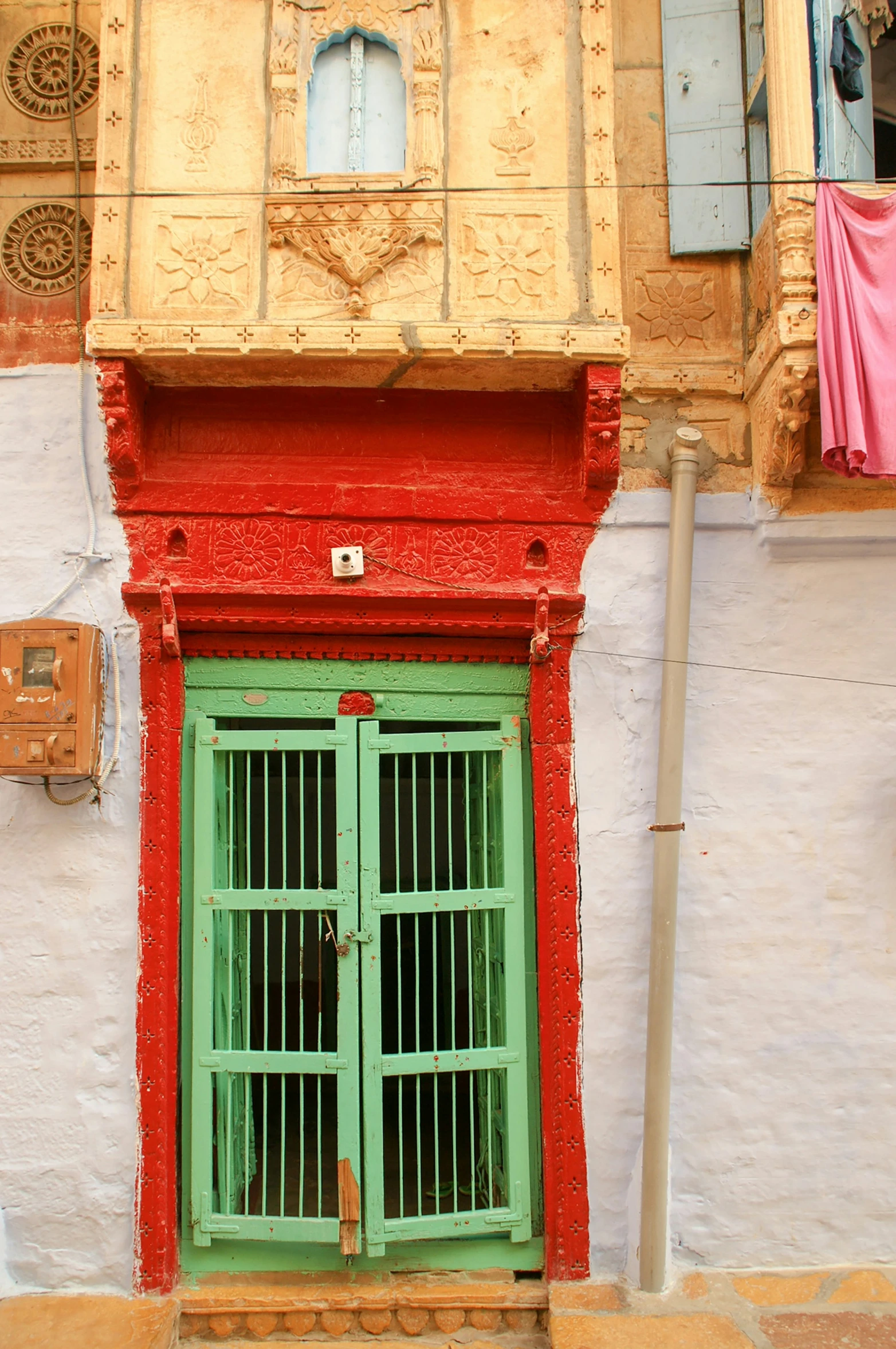 a picture of an old house that is in color