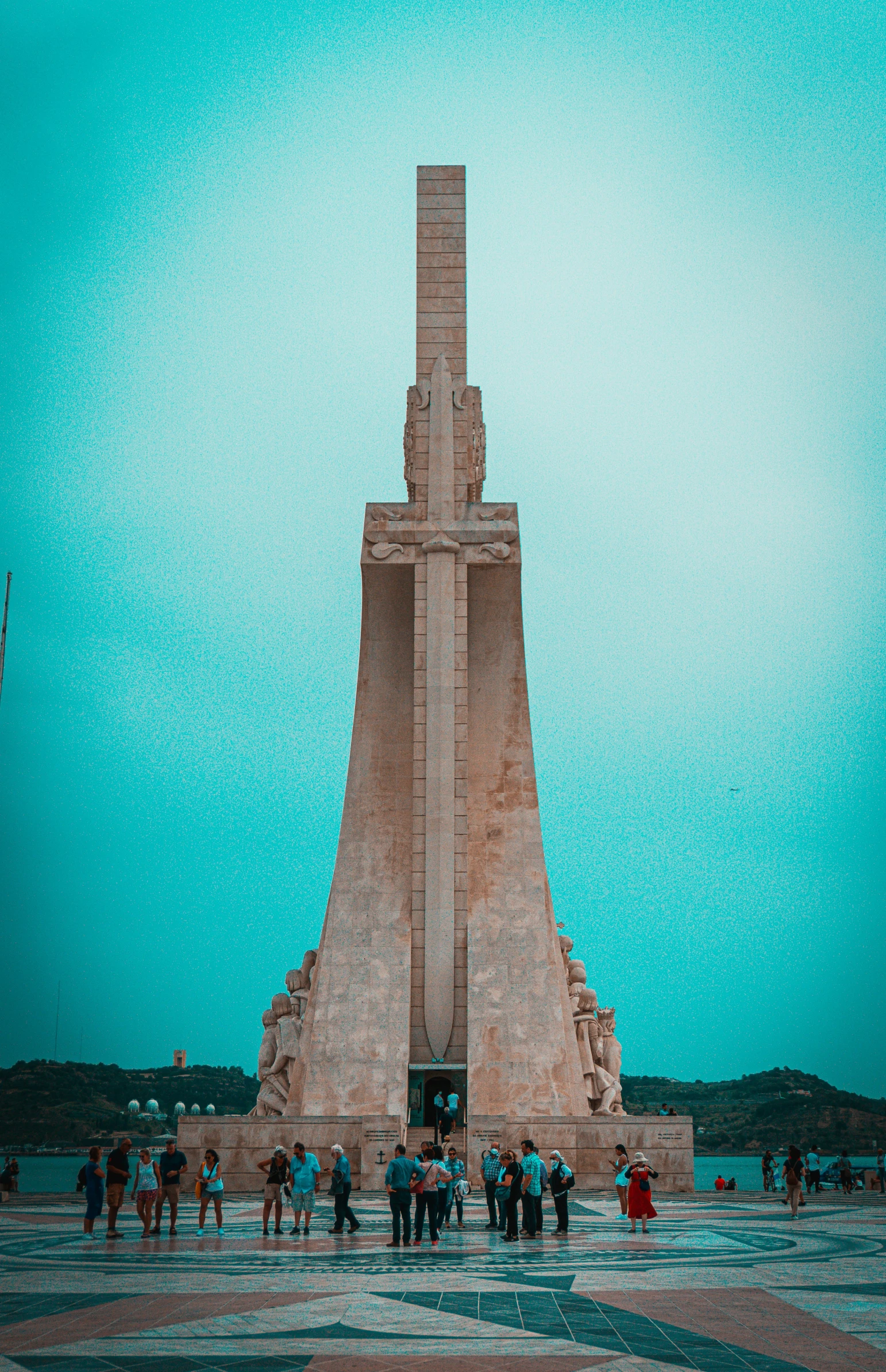 a very tall monument sitting in the middle of a large field