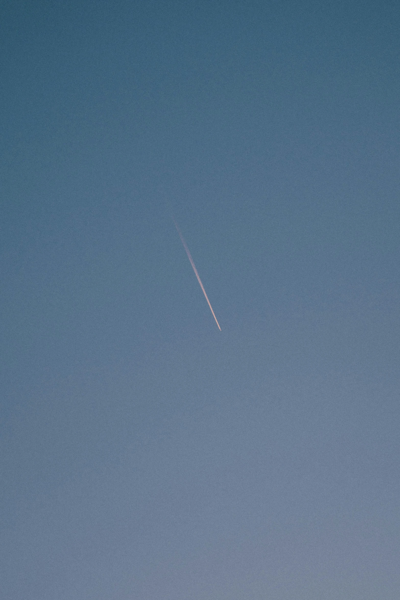 two planes that are flying in the sky