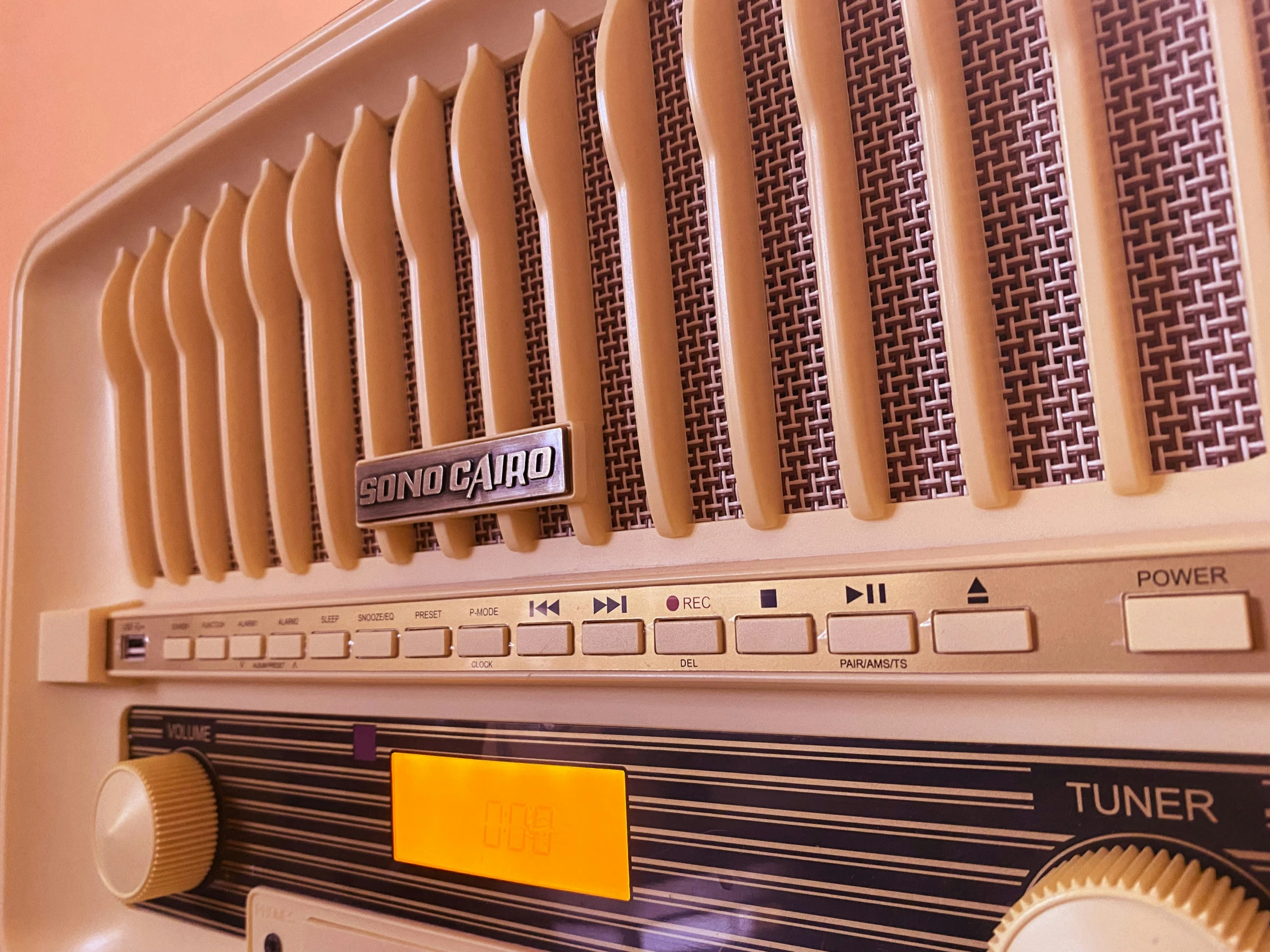 an old radio and other electronic equipment are displayed