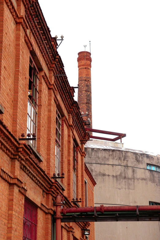 there is a brick building that has some type of chimney