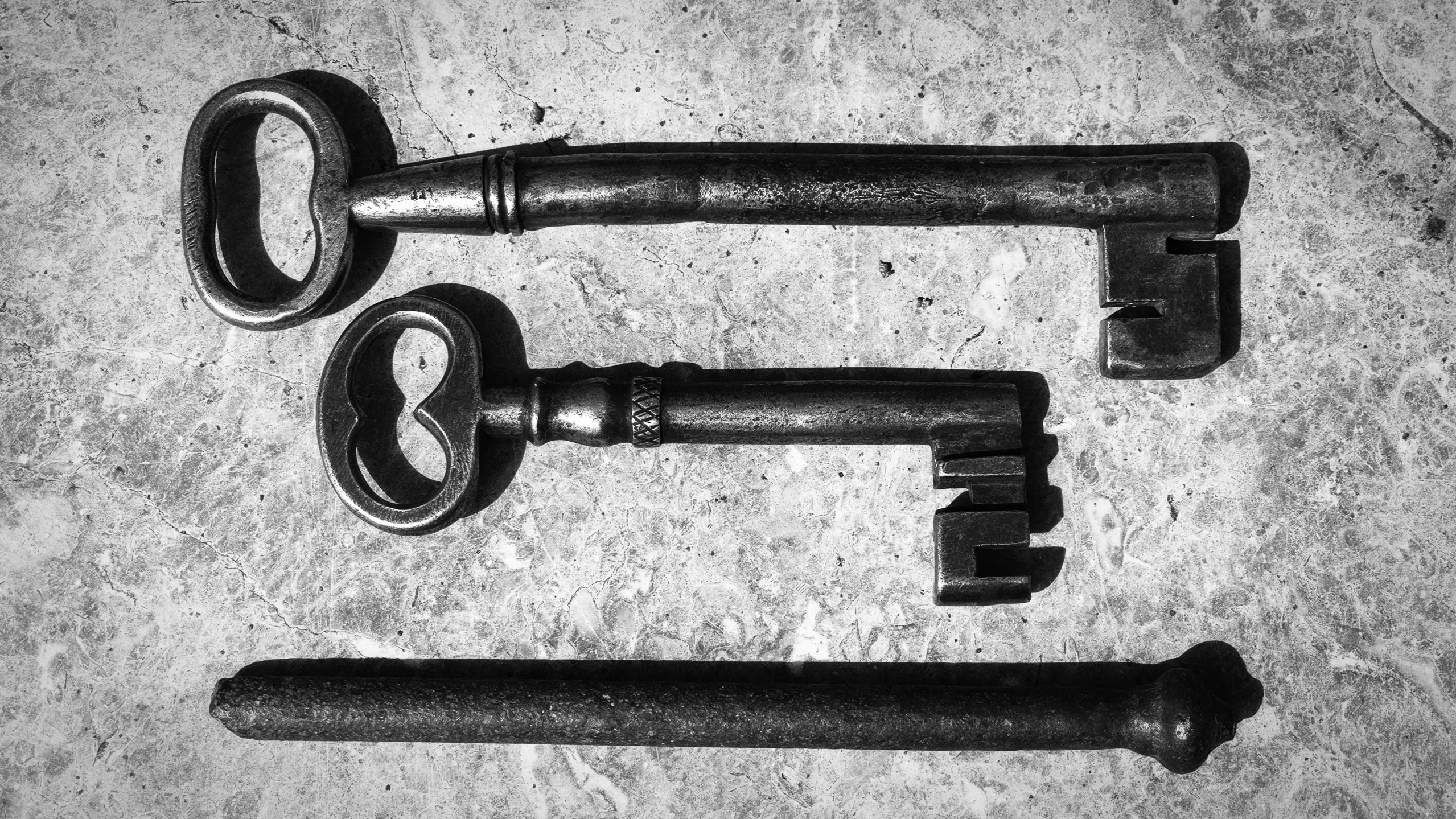 three rusty keys laying next to each other