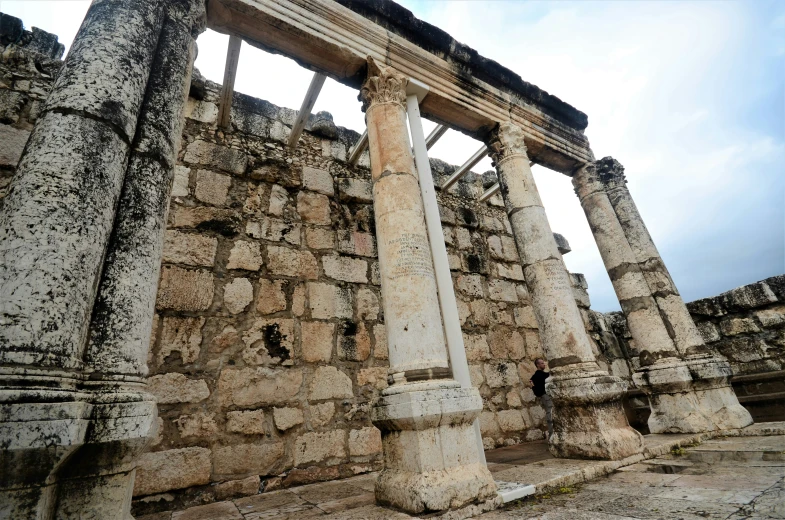 some very big columns and pillars in the concrete