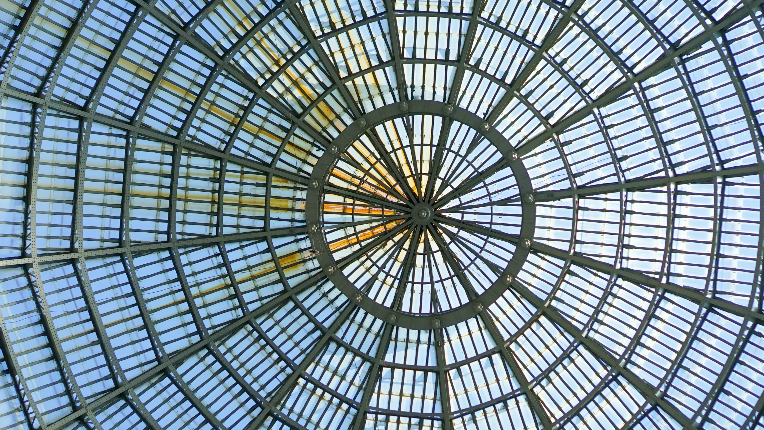 the ceiling in a shopping center with many lines