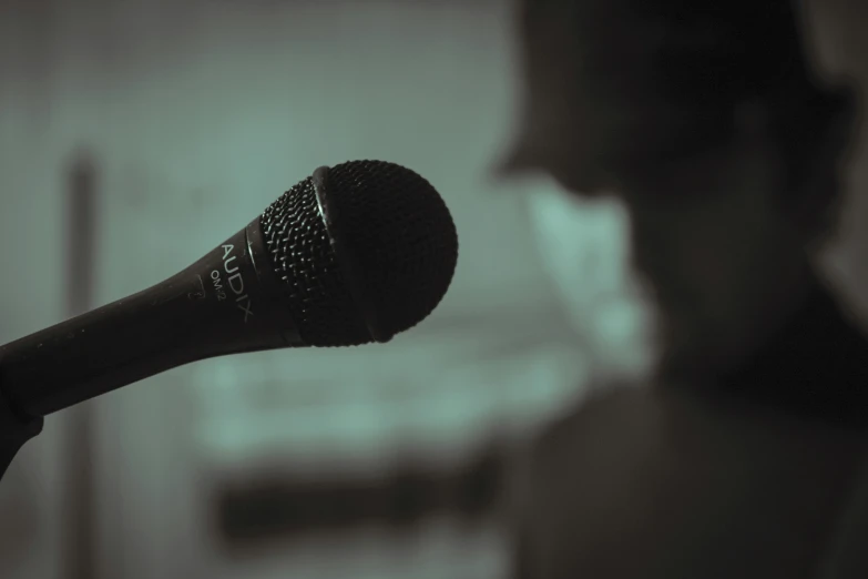 the closeup of a microphone with blurry background