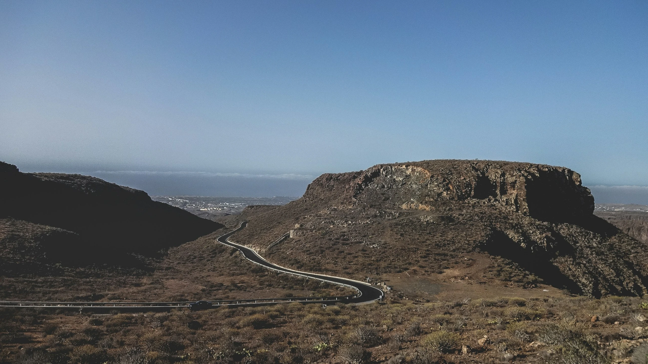 the view of the landscape in the area around mountain