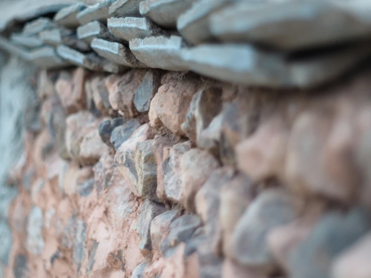 a decorative stone wall with many different colored stones