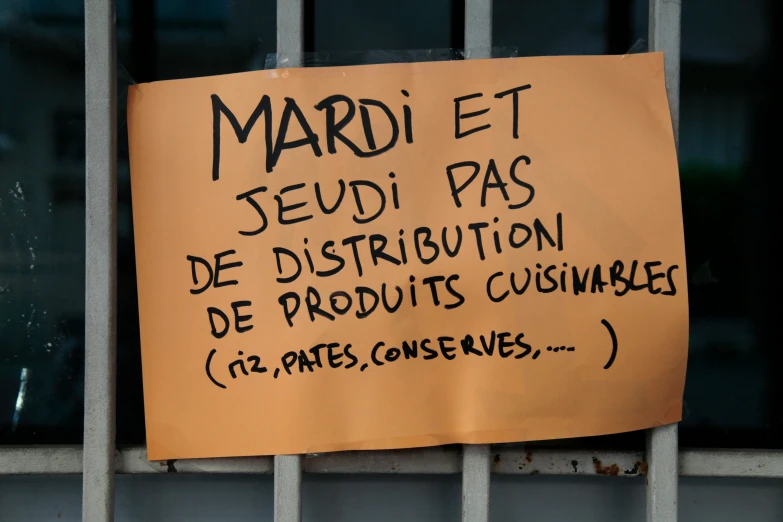 a sign with writing on a fence saying'mardi et jeudi pas de distribution de products cusifies '