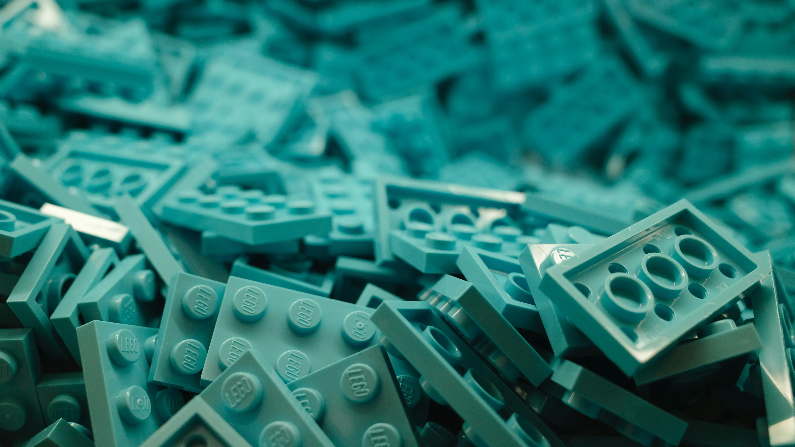 many tiny, toy style legos are scattered together