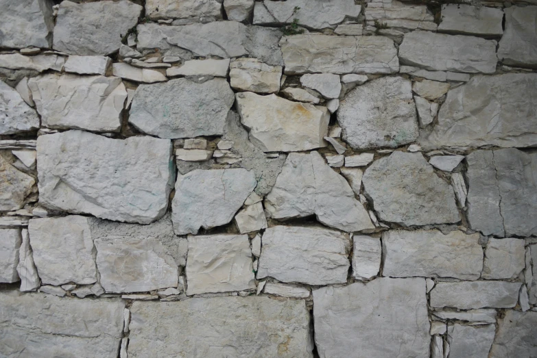 a bunch of rocks are lined up together