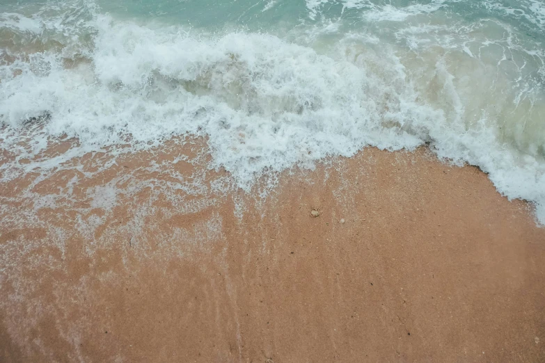 the ocean waves make a very white wave