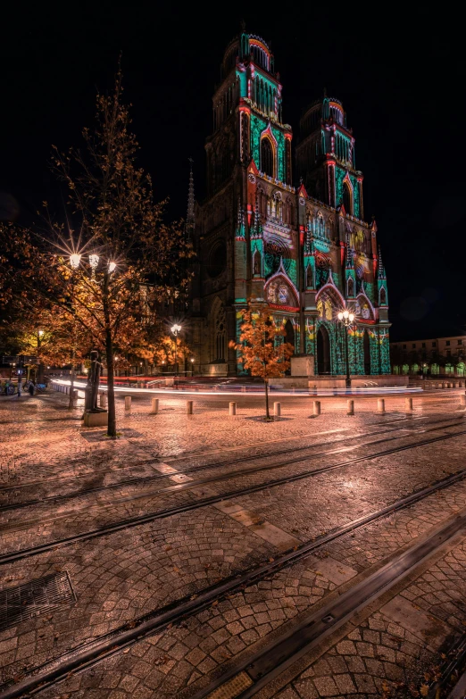 the lights on the building are green and red