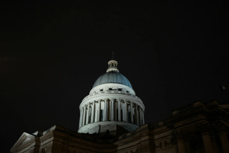 the state capital building is lit up at night