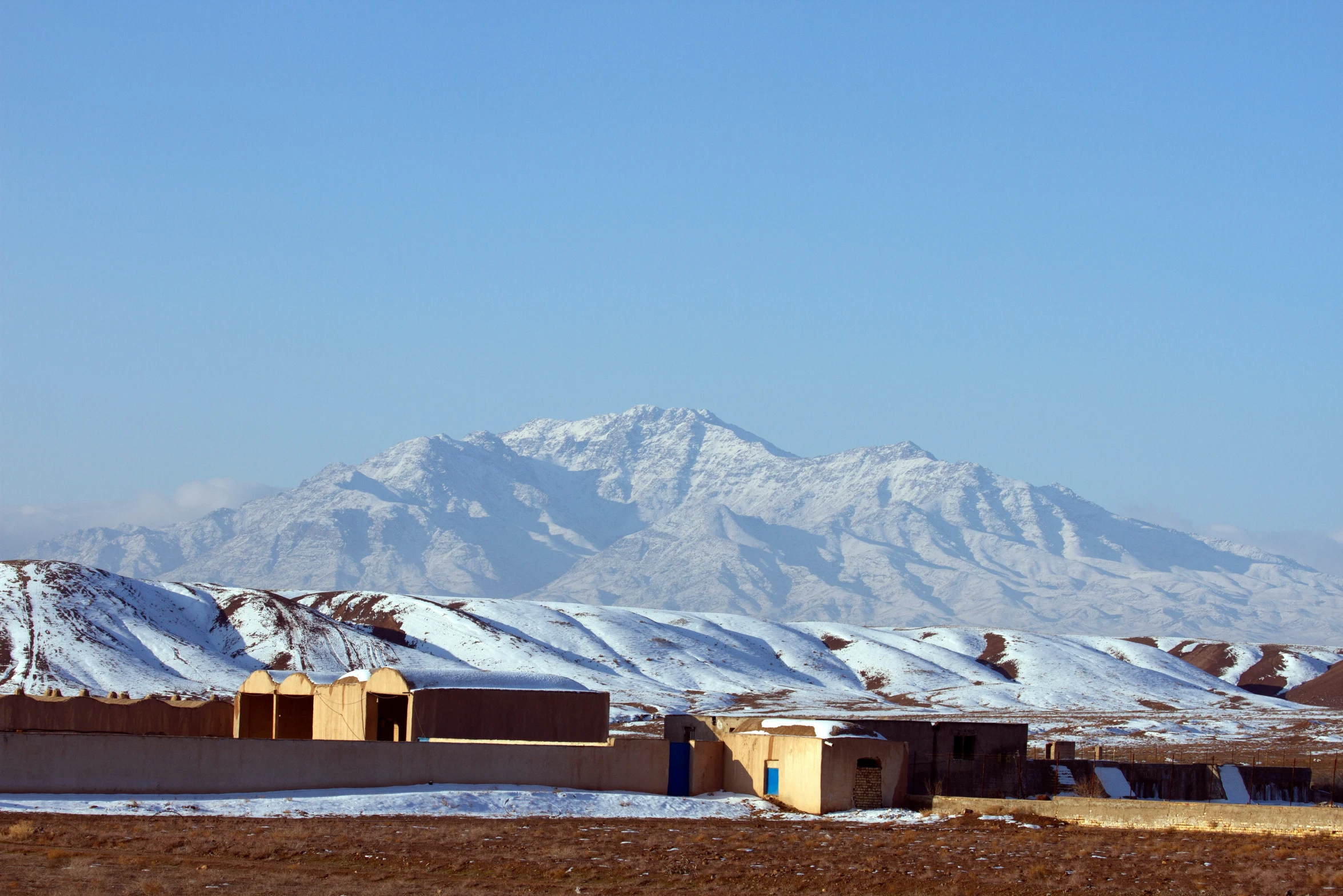 an image of a group of buildings in the desert