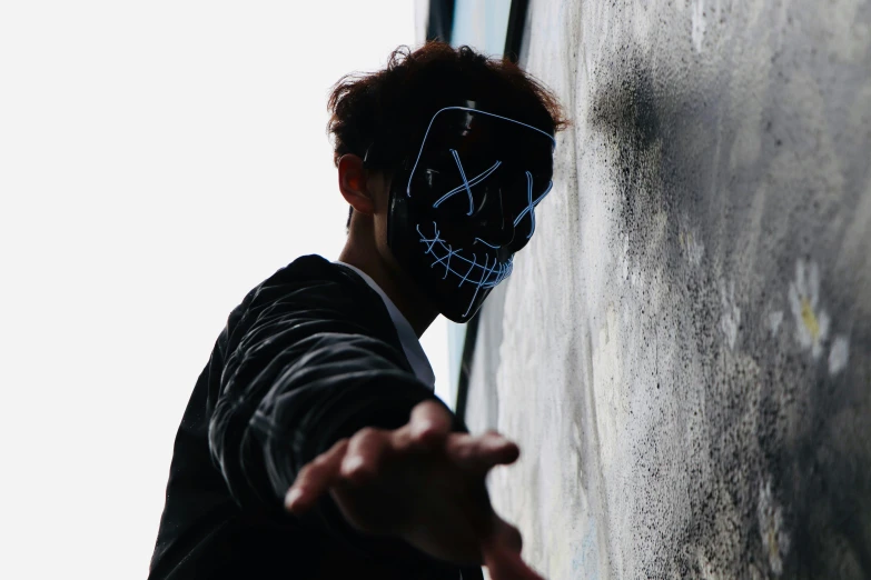 someone wearing a mask in the shape of a triangle pointing towards soing