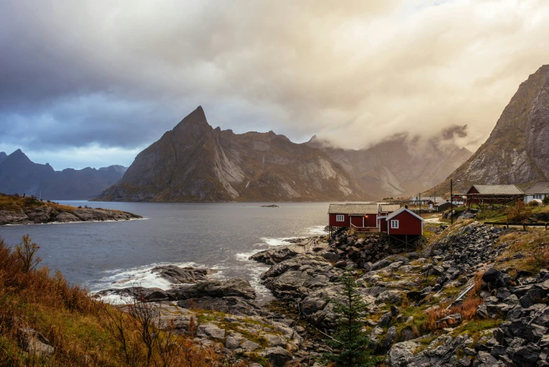 there are a lot of mountains next to a small house