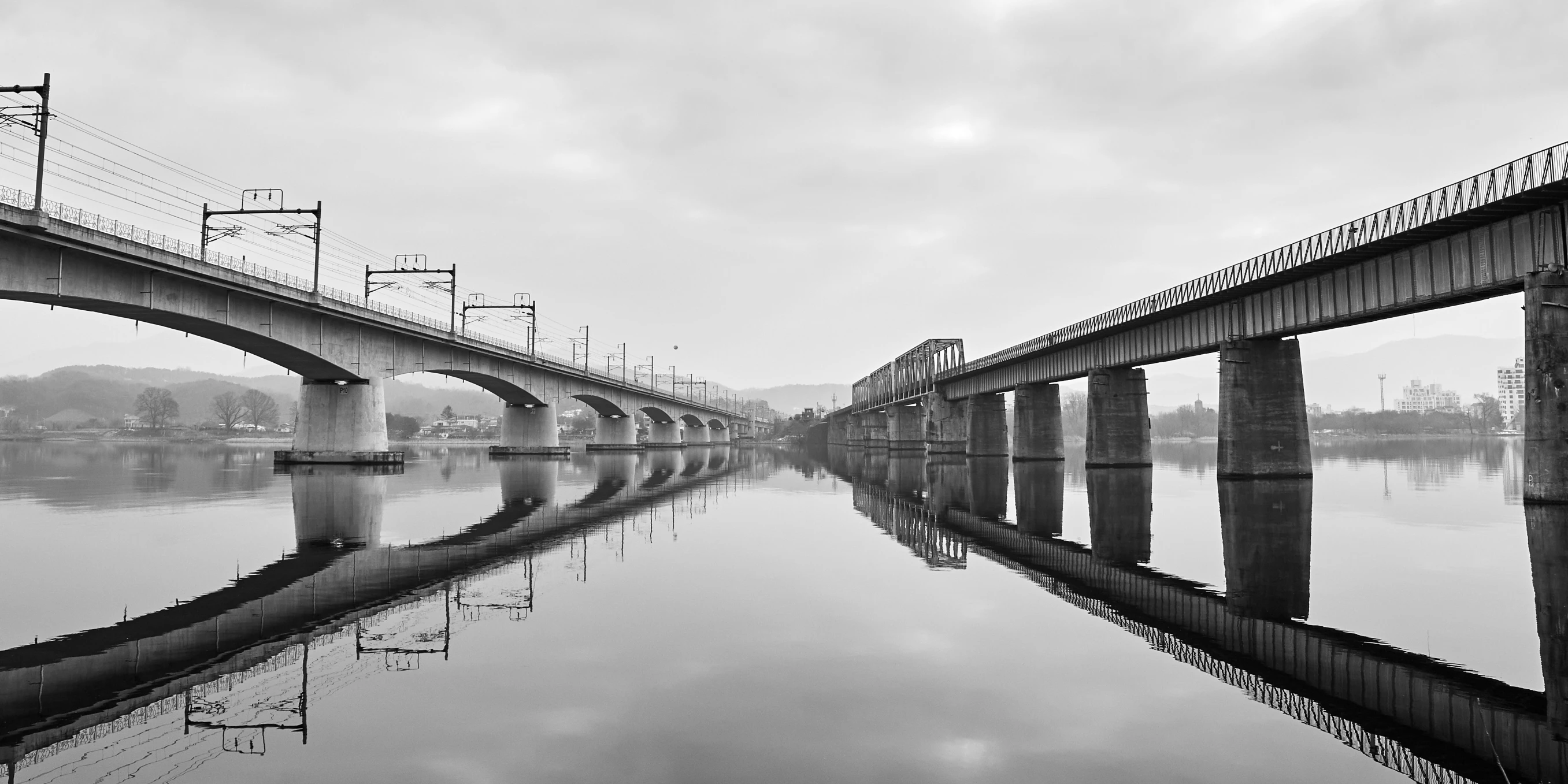 the bridge across the river is reflecting in the water