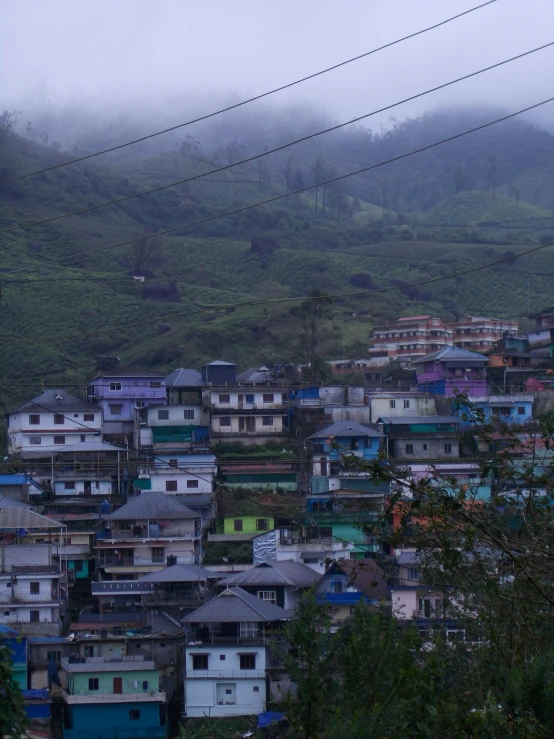 a hillside of houses are in a neighborhood near the mountains