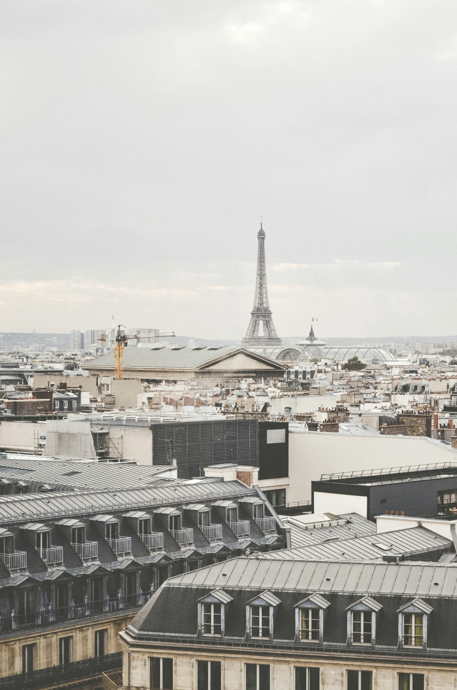 there are a lot of buildings with eiffel tower in the background