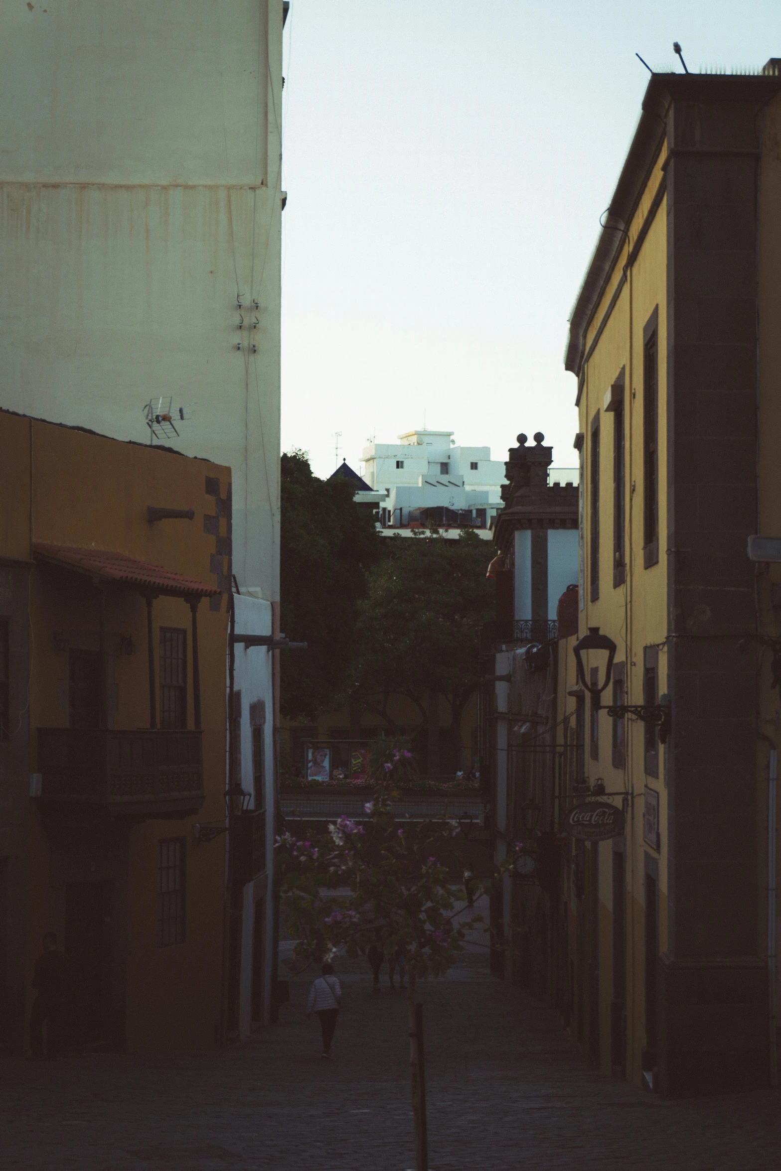 a blurry view of buildings in a town