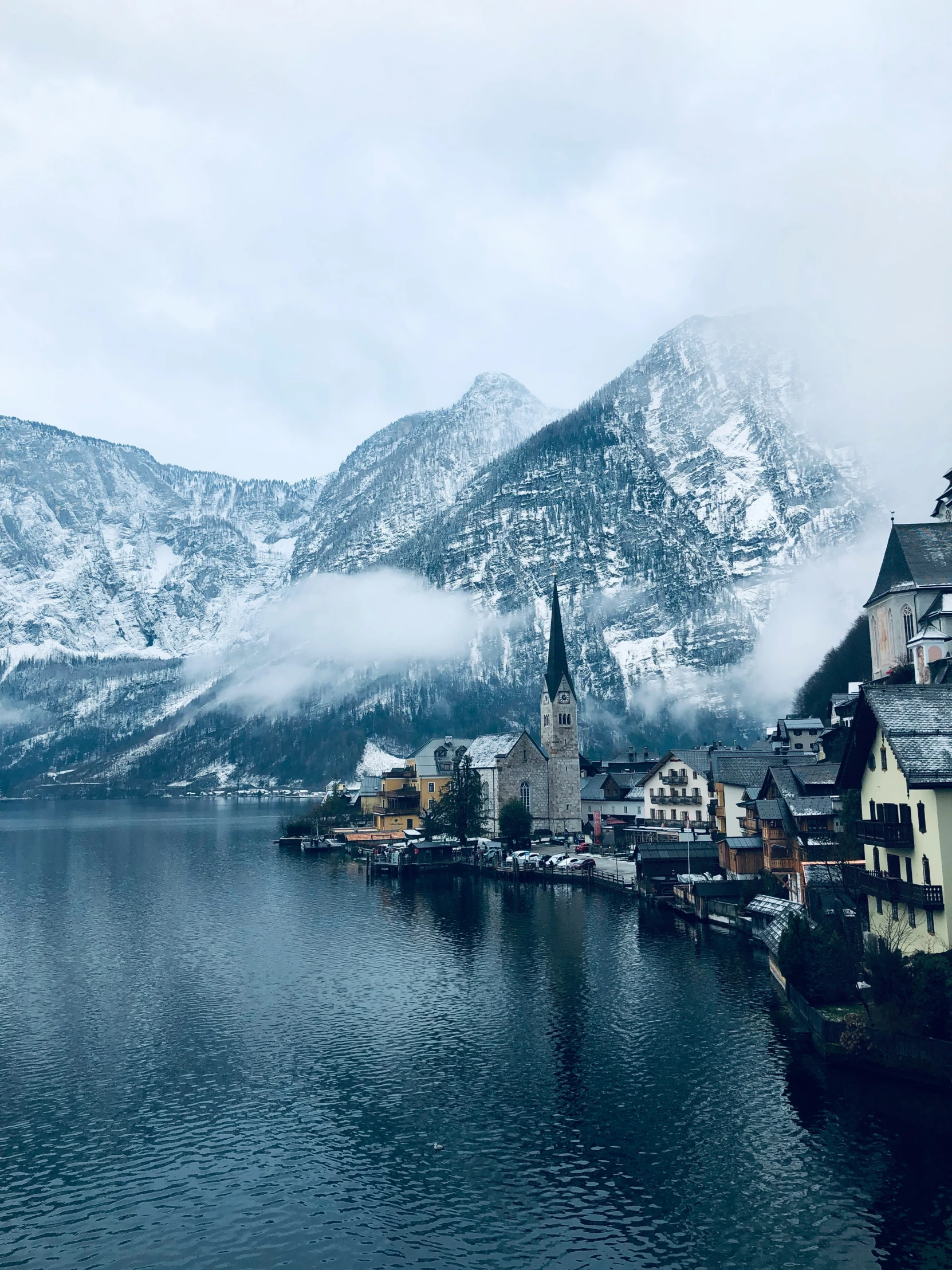 a picture of a lake that has houses along it