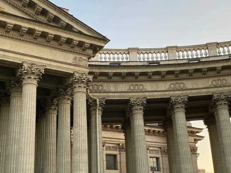 a statue is in between two very tall columns