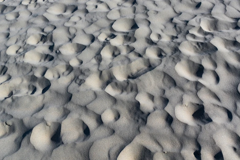 the pattern of rocks is shown in black and white